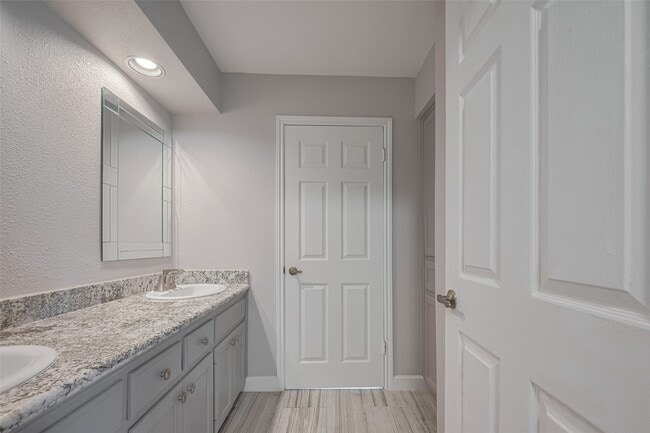 Building Photo - 5210 Holly View Dr