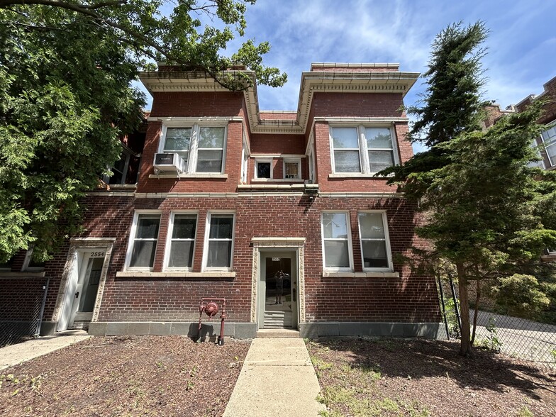 Building Photo - 2552 W Eastwood Ave
