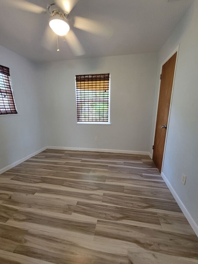 Building Photo - 2 BEDROOM 1 BATH HOME