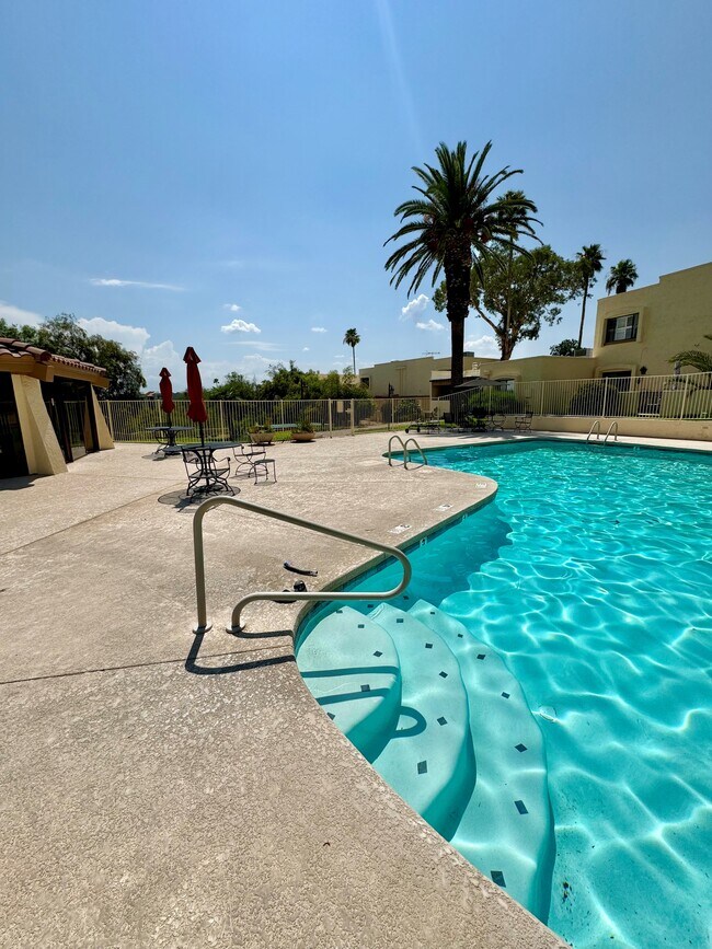 Building Photo - 650 E Camino Alteza