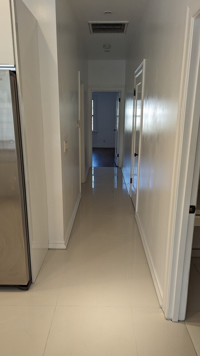 Building Photo - 158 S Sycamore Ave