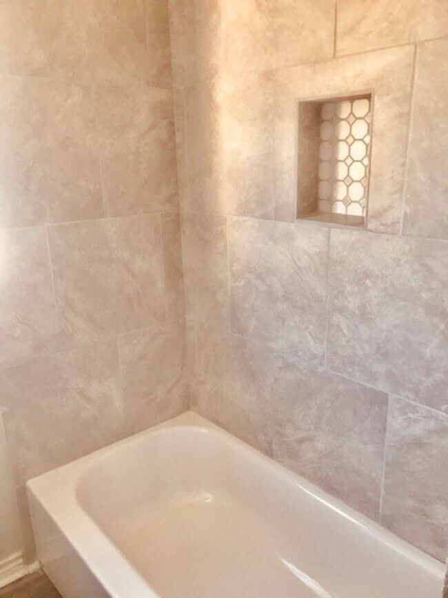 Building Photo - RECENTLY REMODELED 4 BEDROOM 2 BATH HOME I...
