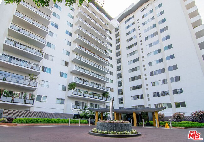 Building Photo - 1155 N La Cienega Blvd