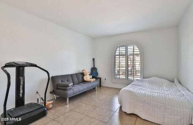 Building Photo - 10421 E Silvertree Dr
