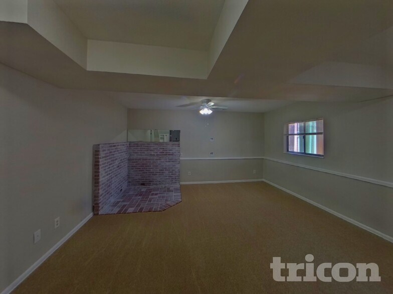 Building Photo - 3015 Moonbeam Cir N