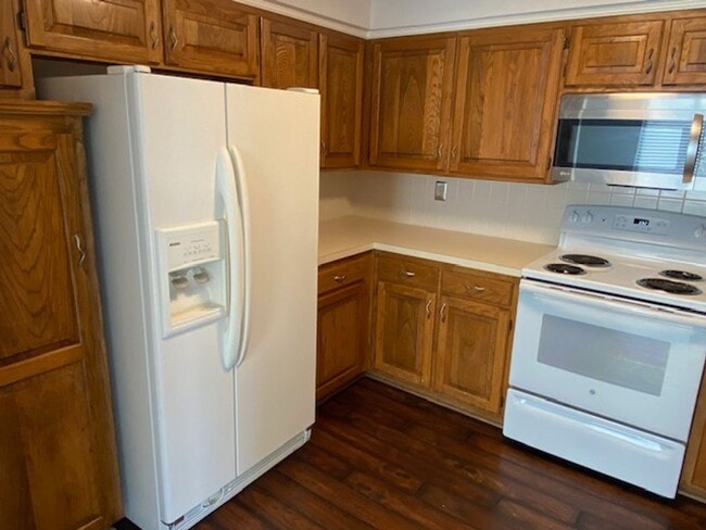 Building Photo - Shawnee Condo all redone close to Shops an...