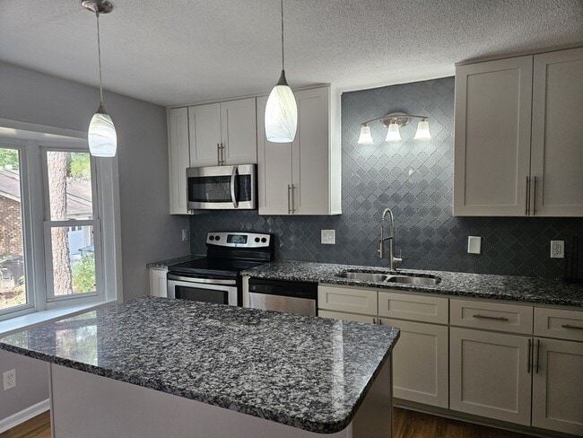Building Photo - 402 Lotus Dr
