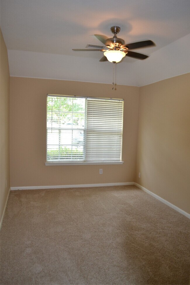 Building Photo - 2407 Pine Shadows Dr
