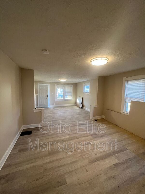 Building Photo - 898 E 13th Ave