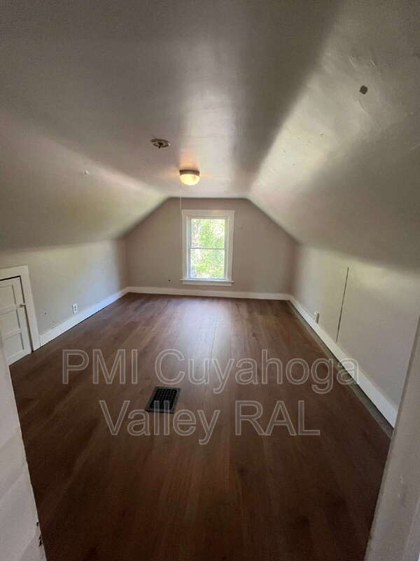 Building Photo - 523 Gage St
