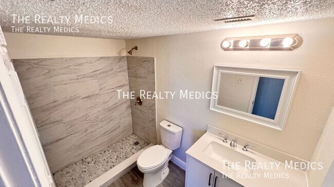 Building Photo - 3700 Idlebrook Cir