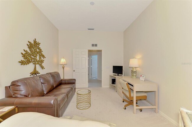 Building Photo - 549 Fallbrook Dr