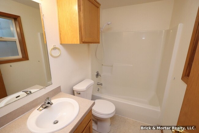 Building Photo - 3 Bedroom, 2 bath house with A/C!