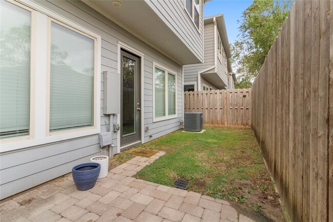 Building Photo - 811 Shallow Hollow Dr