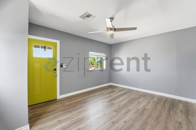 Building Photo - 1031 E Roosevelt St