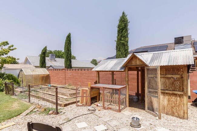 Building Photo - Charming 3 Bed, 2 Bath Home in Quiet Cul-d...