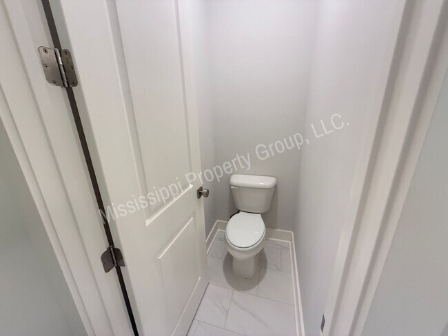 Building Photo - 703 Miramar Ln