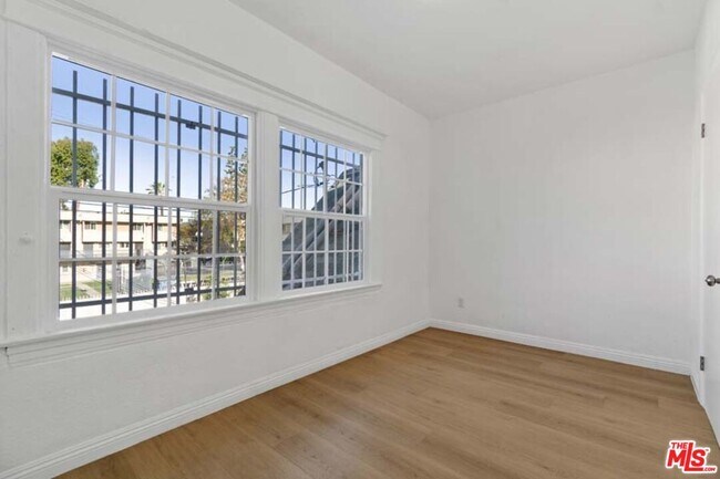 Building Photo - 1125 S Lake St