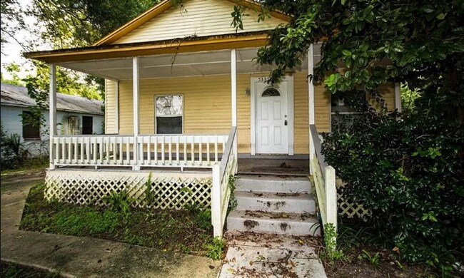 Primary Photo - Spacious 3/2 house