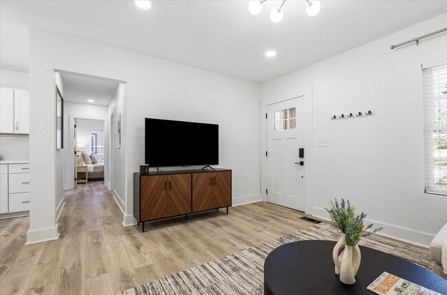 Building Photo - 643 W 8th Ave