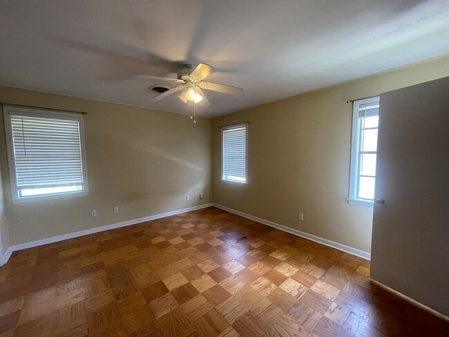 Building Photo - Broadmoor Terrace Beauty!