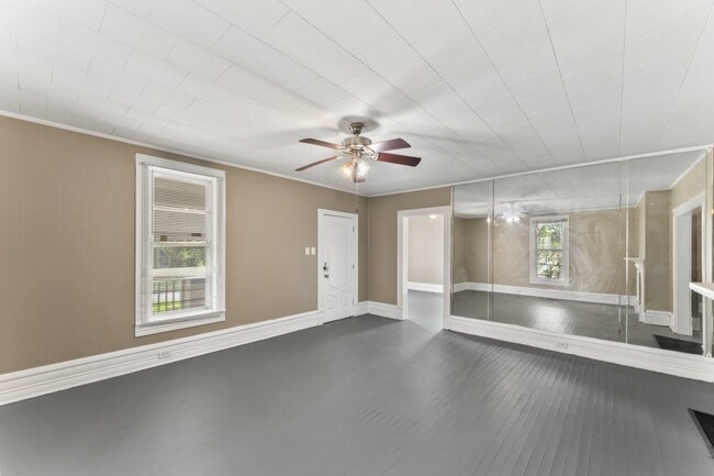 Building Photo - "Charming 2-Bed, 1-Bath Gem on Avenue H – ...