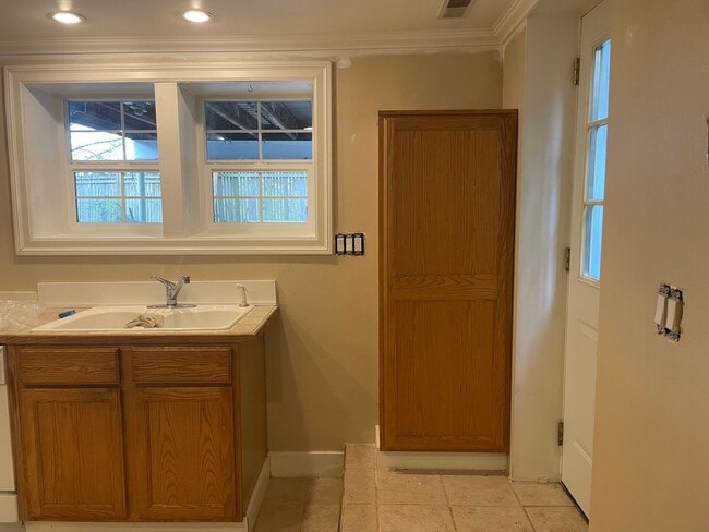 Building Photo - Lower Level to Charming 2 Bedroom Madison Valley!!