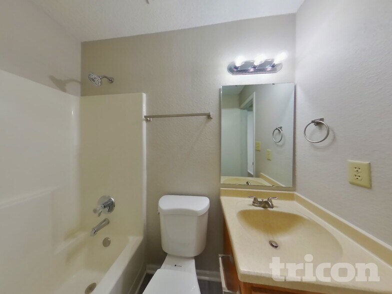 Building Photo - 111 Silverberry Ct