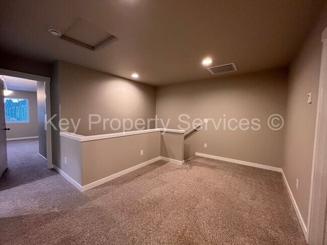 Building Photo - Spacious Townhome in Central Vancouver Location!