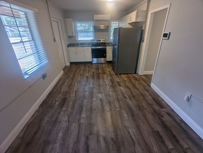 Building Photo - Charming 1 Bedroom 1 Bath. Utilities included. Your fury friends are Welcome!