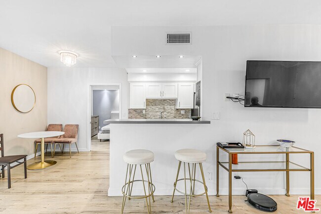 Building Photo - 1131 Alta Loma Rd