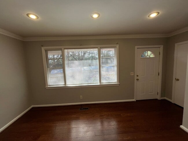 Building Photo - Move In Ready!! Cozy Brick Home, in North Columbus. Located off of Airport Thruway!!