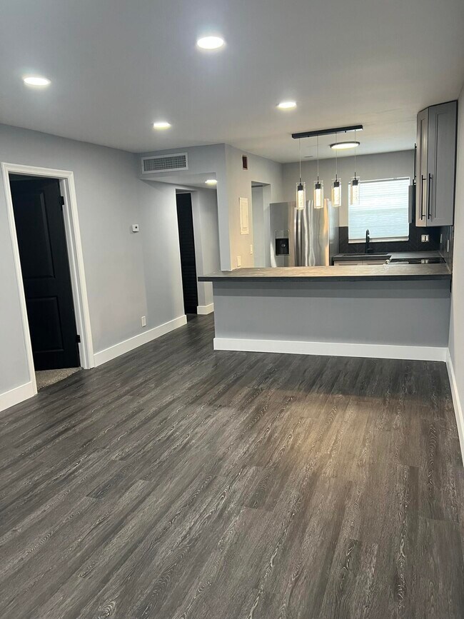 Building Photo - 1630 Embassy Dr