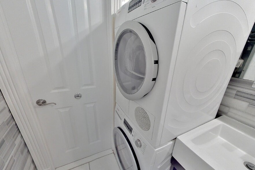 Building Photo - 432 E 13th St