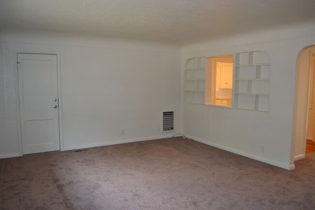 Building Photo - Quaint two-bedroom charmer in Northeast Salem