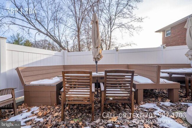 Building Photo - Arlington dulpex, top unit w/bacony overlo...