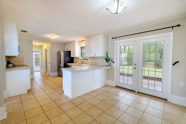 Building Photo - 1688 Vine Ave