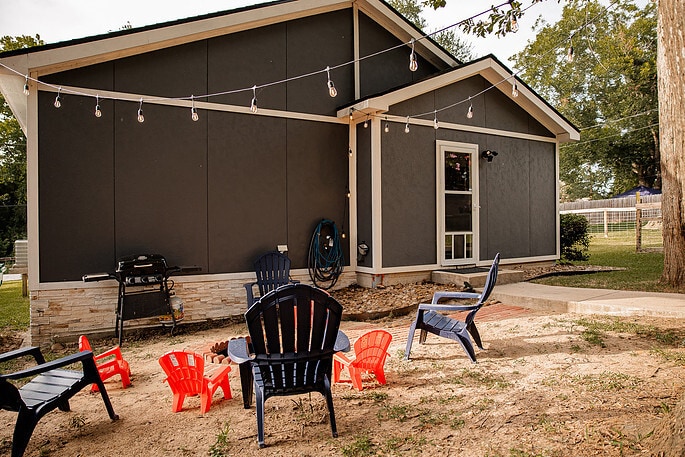 Backyard w/ Fire Pit & Tree House - 1004 Pecan St