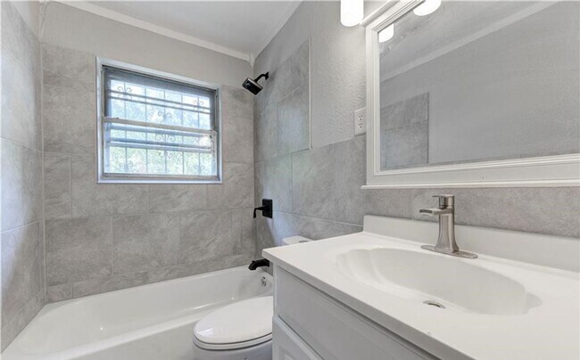 Building Photo - Renovated 3-bedroom House!