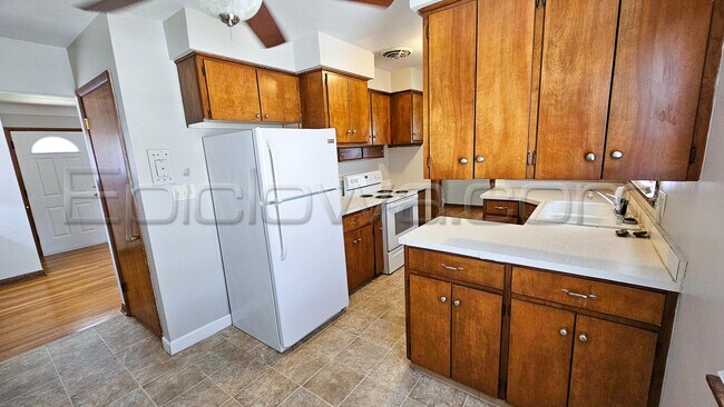 Building Photo - 1130 Longview Dr