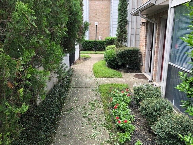 Building Photo - 2100 Wilcrest Dr