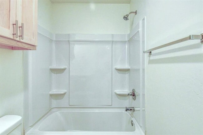 Building Photo - 2804 S Bowling Dr