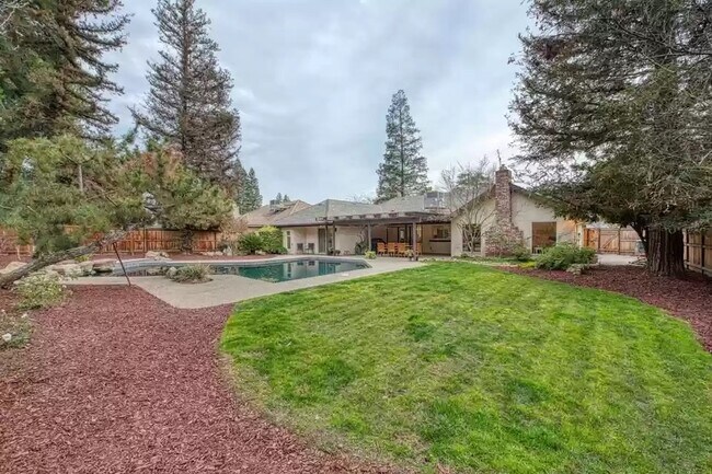 Building Photo - 836 E Serena Ave