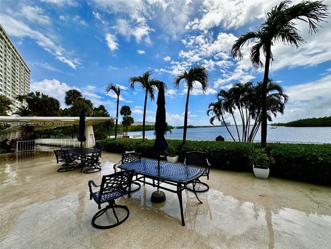 Building Photo - 500 Bayview Dr