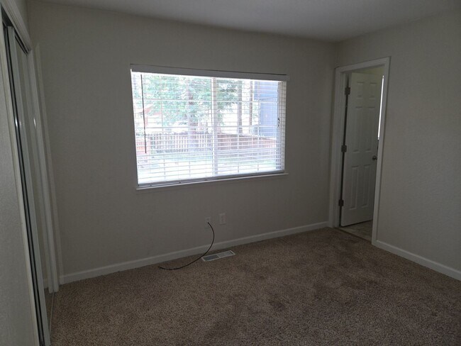 Building Photo - Unfurnished three bedroom house in Al Tahoe