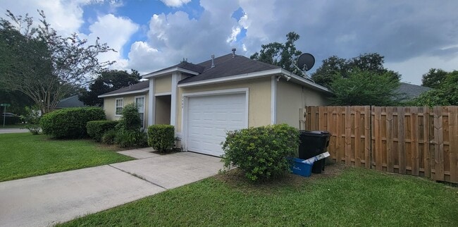 Building Photo - 3 bedroom/2 bath in Palm Grove