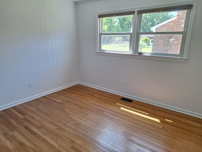 Building Photo - 3 bedroom /2 full bathroom- Yorktown