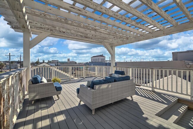 Building Photo - 2401 Market St