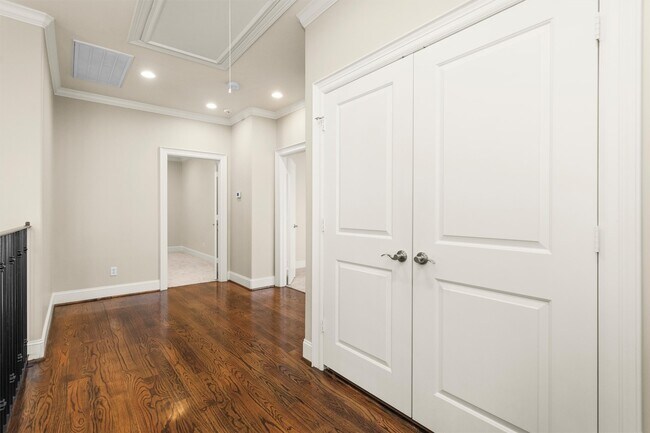 Building Photo - 2101 Elmen St