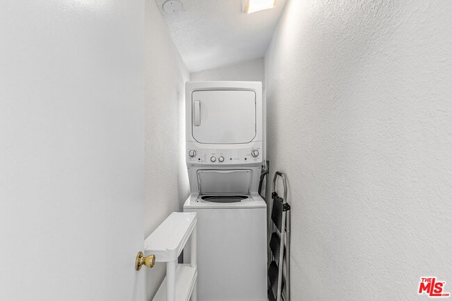 Building Photo - 4537 College View Ave